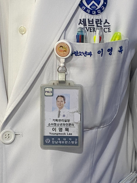 희귀질환을 고치는 의사, 이영목 교수의 흰 가운에 달린 명찰./사진=남형도 기자