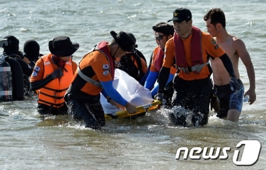 해병대 사설캠프에서 고교생 5명이 실종된 사고가 일어난 충남 태안 백사장해수욕장에서 2013년 7월19일 오후 구조대원들이 실종자 시신을 발견해 수습하고 있다. /사진=뉴스1