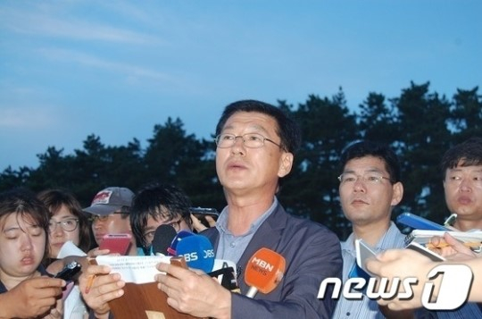 2013년 7월19일 저녁 8시쯤 사고현장에서 수사과정을 브리핑 하고 있는 서해지방해양경찰청 수사과장. /사진=뉴스1
