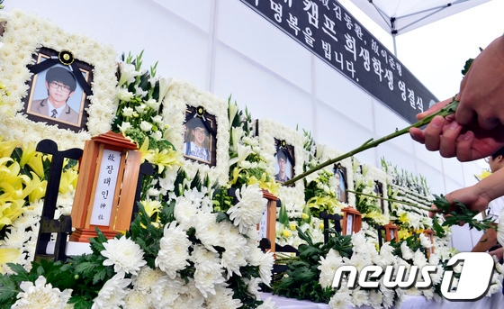 공주사대부고에서 열린 사설 해병대 캠프 희생 학생 故장태인, 진우석, 이병학, 김동환, 이준형 군의 합동영결식. /사진=뉴스1