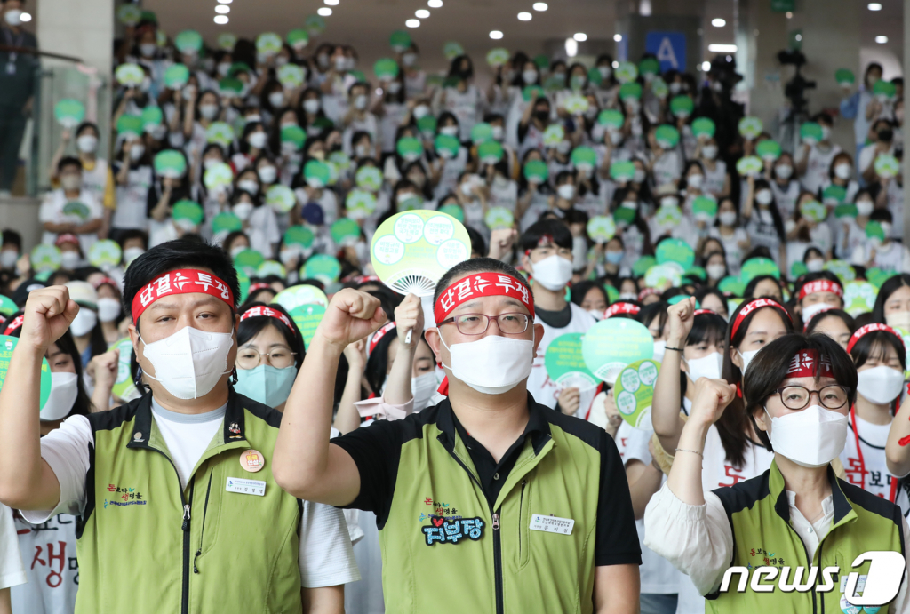 (부산=뉴스1) 윤일지 기자 = 보건의료노조 부산지역본부 부산대병원지부 조합원들이 17일 오전 부산 서구 부산대병원 아트리움 로비에서 부산대병원 파업 해결 촉구 기자회견을 하고 있다.   부산대병원 노조는 비정규직 직고용과 간호사 증원 등을 요구하며 독자 파업을 이어갔다. 2023.7.17/뉴스1  Copyright ? 뉴스1. All rights reserved. 무단 전재 및 재배포 금지.