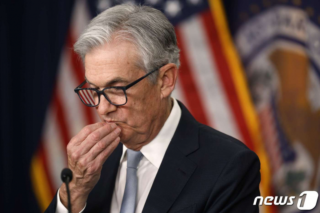 (워싱턴 AFP=뉴스1) 우동명 기자 = 제롬 파월 미국 연방준비제도(Fed·연준) 의장이 2일(현지시간) 워싱턴에서 사상 초유의 4연속 자이언트 스텝을 단행한 FOMC 정례회의를 마친 뒤 기자회견을 갖고 "美경제 연착륙 여전히 가능하나 지난 1년간 길 더 좁아졌다"고 밝히고 있다. ⓒ AFP=뉴스1 Copyright ? 뉴스1. All rights reserved. 무단 전재 및 재배포 금지.