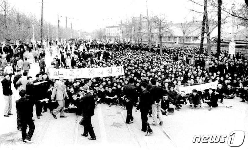 1960년대 독재정권을 무너뜨린 4·19혁명 관련 기록물이 유네스코 세계기록유산으로 등재됐다. 사진은 4.19혁명 기록물 '의에 죽고 참에 살자'. /사진=뉴스1(문화재청 제공)