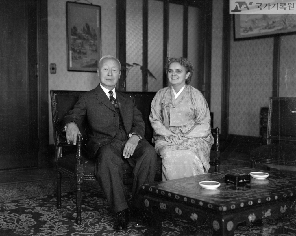 1953년 이승만 대통령과 프란체스카 여사가 기념 촬영한 사진. /사진=대통령기록관