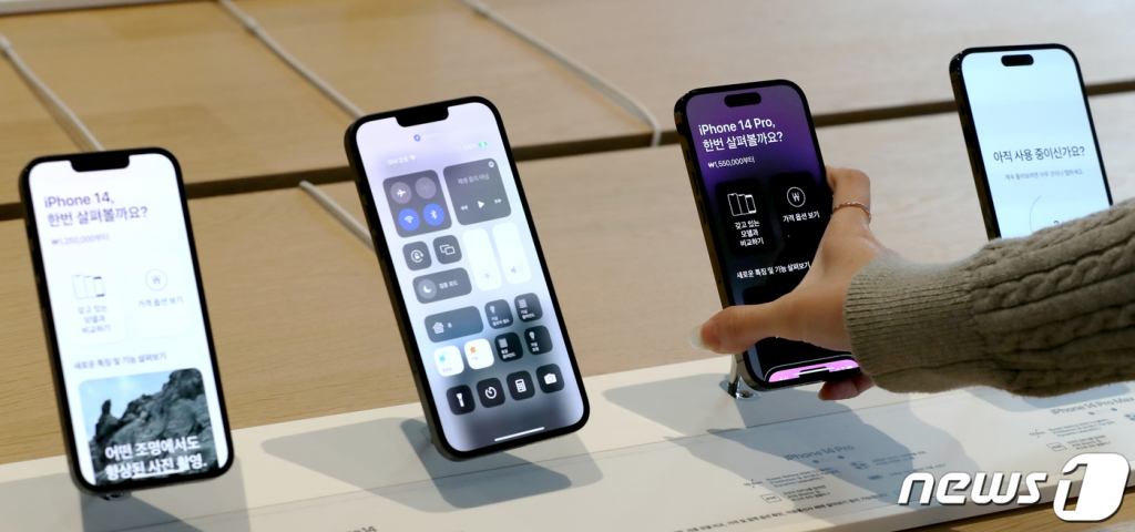 애플의 아이폰14 등 신제품이 국내에 정식 출시한 7일 서울 중구 애플스토어 명동점에서 한 시민이 아이폰14를 살펴보고 있다. 2022.10.7/뉴스1 Copyright ? 뉴스1. All rights reserved. 무단 전재 및 재배포 금지.