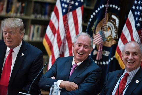 = 도널드 트럼프 미국 대통령이 11일 (현지시간) 워싱턴 백악관에서 스티븐 슈워츠먼 블랙스톤그룹 CEO와 모임을 가진 뒤 웃고 있다.  ? AFP=뉴스1  