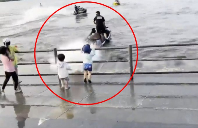 지난 11일 온라인 커뮤니티에 올라온 영상의 캡처본. 한강에서 제트스키를 몰던 운전자는 아이들을 쳐다보더니 모터를 아이들 쪽으로 돌리고 물을 뿌리며 출발했다. 이때 일직선으로 뻗은 물대포가 흰색 옷을 입은 아이를 정면으로 강타했고, 물을 맞은 아이는 순식간에 뒤로 날아갔다. /사진=온라인 커뮤니티 캡처