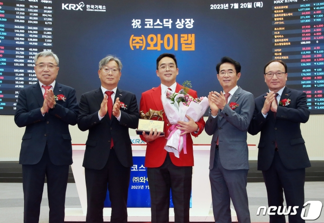 (서울=뉴스1) = 20일 서울 영등포구 한국거래소에서 열린 와이랩 코스닥시장 상장기념식에서 채남기 한국IR협의회 회장(왼쪽부터), 홍순욱 한국거래소 코스닥시장본부장, 심준경 와이랩 대표이사, 배영규 한국투자증권 전무, 강왕락 코스닥협회 부회장이 기념촬영을 하고 있다. (한국거래소 제공) 2023.7.20/뉴스1 Copyright ⓒ 