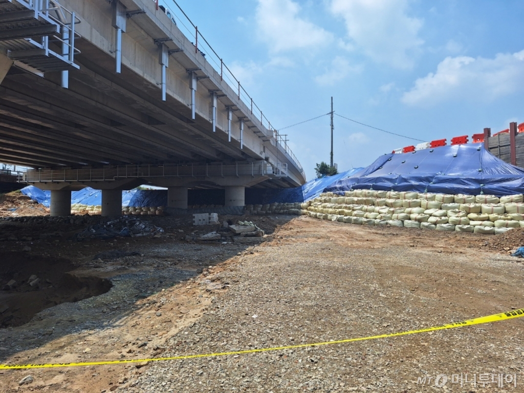 20일 오전 미호강 근처에 파란색 방수 천막이 덮여 있고 그 밑에는 모래 주머니들이 5줄 넘게 쌓여있다. /사진=김지은 기자 