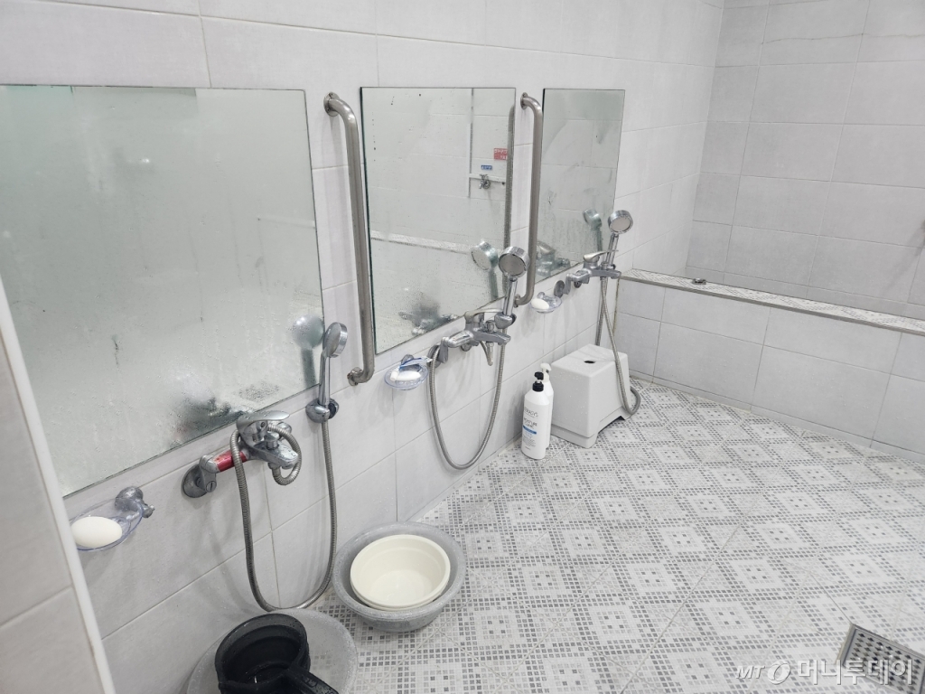 서울 노원구 중계동 비타민 목욕탕 내부. 5명이 앉을 수 있는 자리가 마련돼 있고 뒷쪽으로는 3명 정도가 들어갈 수 있는 욕탕이 있다./사진=최지은 기자