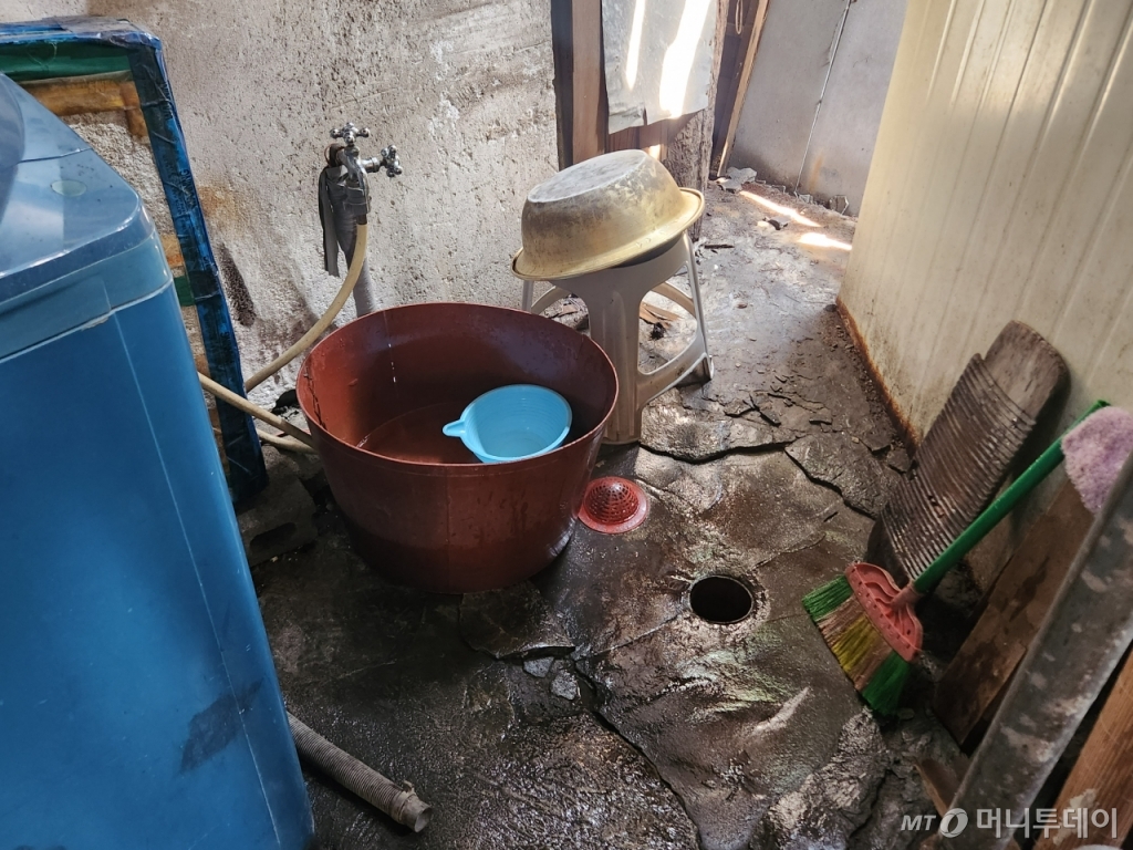 주민들의 집은 온수 시설이 갖춰져 있지 않은 곳이 많아 샤워를 하려면 가스나 난로로 물을 끓여 찬물과 섞어 써야 한다. 날이 더운 여름에는 찬물로도 씻을 수 있지만 추운 겨울에는 이마저도 어렵다. 또 씻을 공간도 따로 없어 주방이나 세탁기 옆 한편에서 물을 조금씩 끼얹어야 한다./사진=최지은 기자  