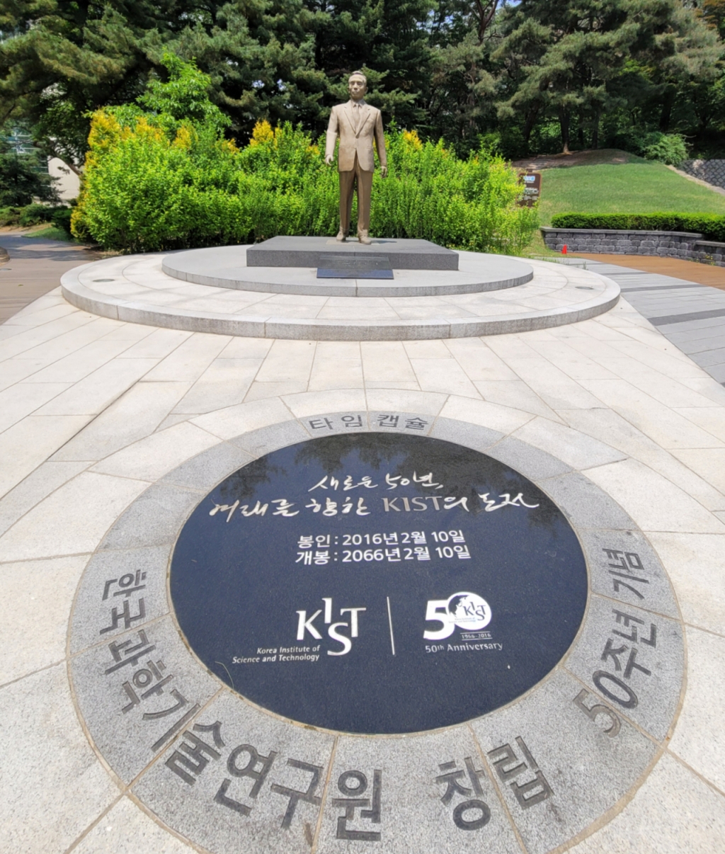 KIST(한국과학기술연구원) 50주년 설립을 맞아 설립된 박정희 전 대통령 동상. 동상 밑에는 KIST 설립자라고 쓰여 있다. / 사진=김인한 기자 