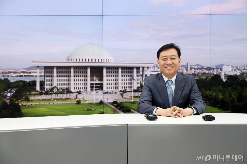 이광재 국회 사무총장이 지난 18일 국회 의원회관 내 새로 마련된 '이실직고 스튜디오'에 대해 소개하는 모습/사진=김휘선 기자 hwijpg@