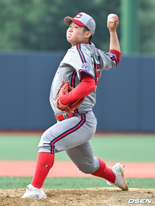 박건우가 20일 서울 신월야구공원에서 열린 제78회 청룡기 전국고교야구선수권대회 겸 주말리그 왕중왕전 16강전 충암고와 경기에서 힘차게 공을 던지고 있다. /사진=OSEN