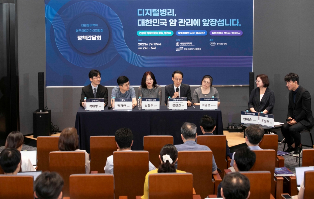 (사진 왼쪽부터) 딥바이오 곽태영 이사, 루닛 팽경현 이사, 한국로슈진단 김형주 전무, 대한병리학회 디지털병리 연구회 정찬권 대표, 대한병리학회 이경분 정보이사가 19일 국내 디지털병리 활성화를 위한 정책간담회에서 패널 토론을 진행하고 있다. 오른쪽에 좌장을 맡은 대한병리학회 한혜승 이사장과 SBS 조동찬 기자가 배석해있다. /사진=한국로슈진단