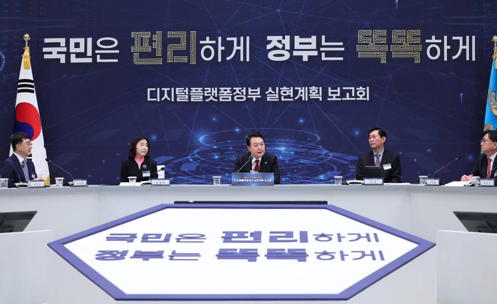 윤석열 대통령(가운데)이 14일 청와대 영빈관에서 열린 디지털플랫폼정부 실현계획 보고회에서 고진 디지털플랫폼정부위원회 위원장(윤 대통령 오른쪽)과 대화를 나누고 있다. (대통령실통신사진기자단) 2023.04.14./사진=뉴시스