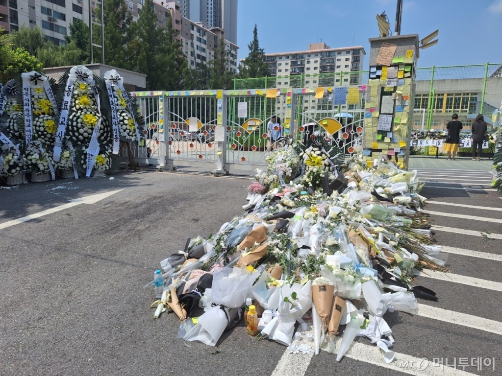 21일 오전 10시쯤 서울 서초구의 한 초등학교. 교문 앞에는 국화 꽃다발이 쌓여있다. /사진=김지은 기자 