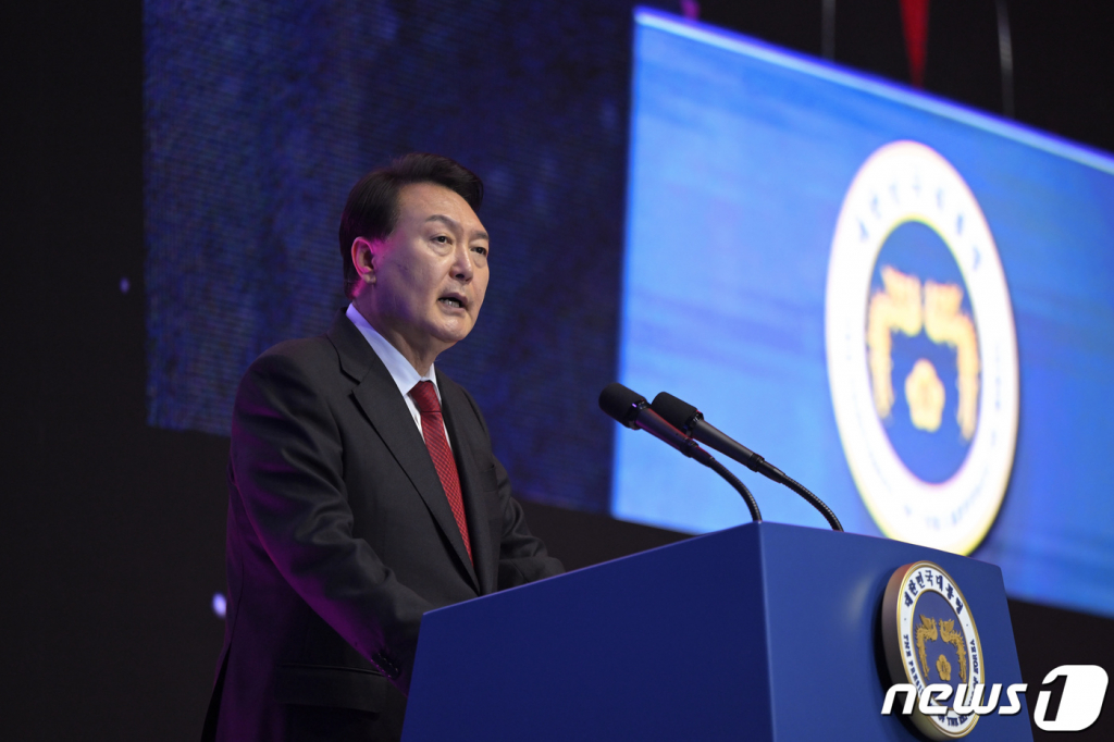 (서울=뉴스1) 안은나 기자 = 윤석열 대통령이 28일 서울 중구 장충체육관에서 열린 한국자유총연맹 제69주년 창립기념행사에 참석해 축사하고 있다. (대통령실 제공) 2023.6.28/뉴스1  Copyright ? 뉴스1. All rights reserved. 무단 전재 및 재배포 금지.