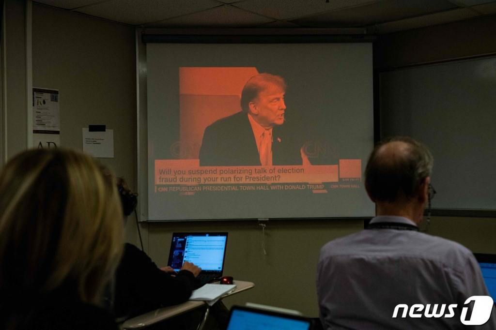 (맨체스터 AFP=뉴스1) 정윤미 기자 = 10일(현지시간) 미국 뉴햄프셔주 맨체스터 소재 안젤름대에서 취재진들이 미 CNN방송이 주최한 타운홀미팅에서 출연한 도널드 트럼프 전 대통령을 보고 있다. 2023.5.10  ⓒ AFP=뉴스1  Copyright ? 뉴스1. All rights reserved. 무단 전재 및 재배포 금지.