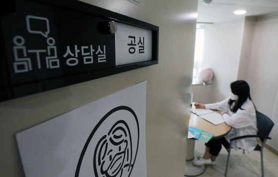 (서울=뉴스1) 황기선 기자 = 25일 오후 서울 중구 서울시청소년상담복지센터 상담실에서 직원이 상담준비를 하고 있다.   이날 여성가족부가 발표한 '2022 청소년 통계'에 따르면 2011년 이후 10년 동안 청소년의 사망원인 1위가 '고의적 자해'(자살)인 것으로 조사됐다. 2022.5.25/뉴스1  