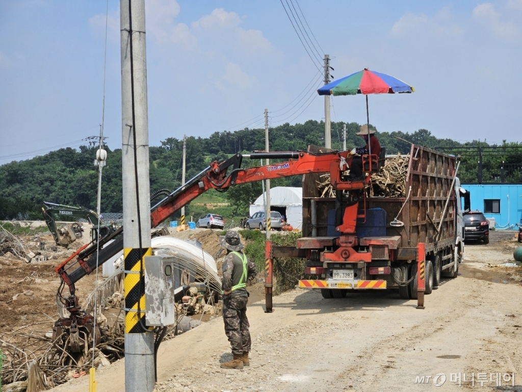 21일 오후 충북 청주시 오송읍 호계리 일대 수해복구 작업에 투입된 집게차와 군 병력./사진=정세진 기자 