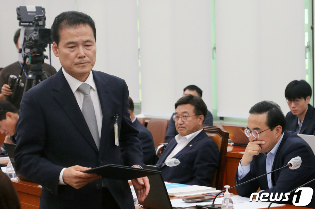 (서울=뉴스1) 황기선 기자 = 김영호 통일부 장관 후보자가 21일 오후 서울 여의도 국회 외교통일위원에서 열린 인사청문회에서 김태호 위원장에게 선서문을 제출하기 위해 발걸음을 옮기고 있다. 2023.7.21/뉴스1  Copyright ? 뉴스1. All rights reserved. 무단 전재 및 재배포 금지.