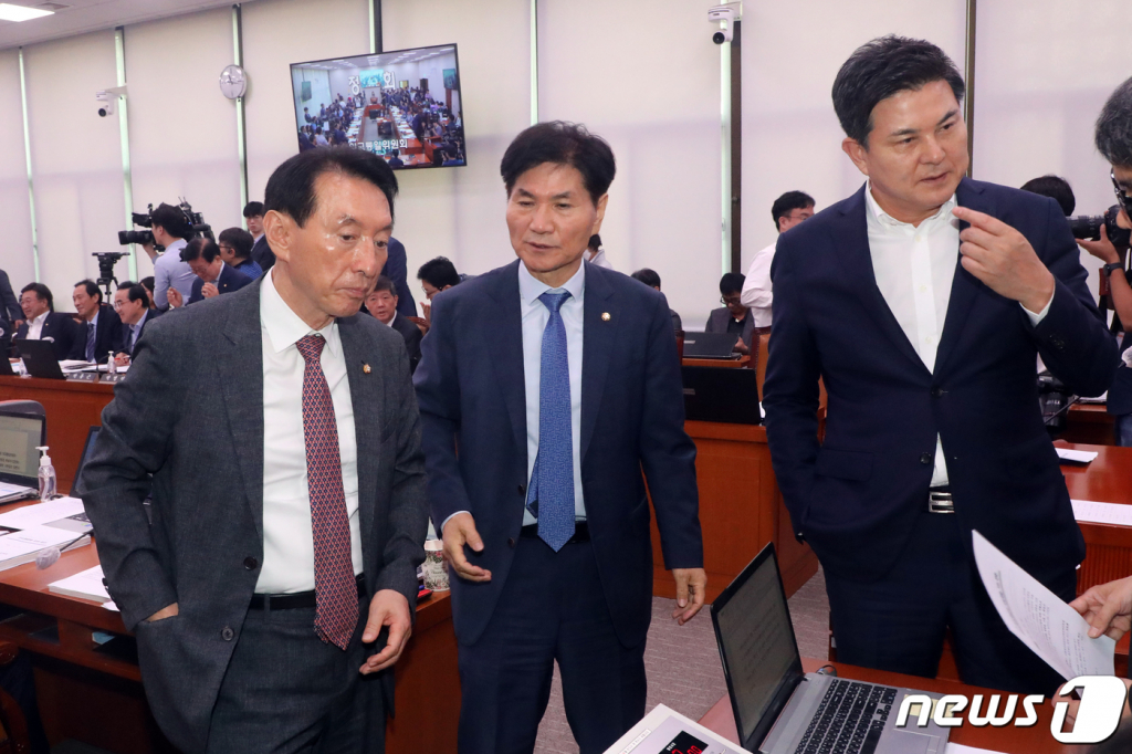 (서울=뉴스1) 황기선 기자 = 김태호 외통위원장과 김석기 국민의힘 간사, 이용선 더불어민주당 간사가 21일 오전 서울 여의도 국회 외교통일위원에서 열린 김영호 통일부 장관 후보자 인사청문회에서 정회 후 대화를 나누고 있다.   이날 인사청문회는 여야가 자료 제출 여부를 놓고 1시간 동안 공방만 벌이다 결국 정회했다. 2023.7.21/뉴스1  Copyright ? 뉴스1. All rights reserved. 무단 전재 및 재배포 금지.