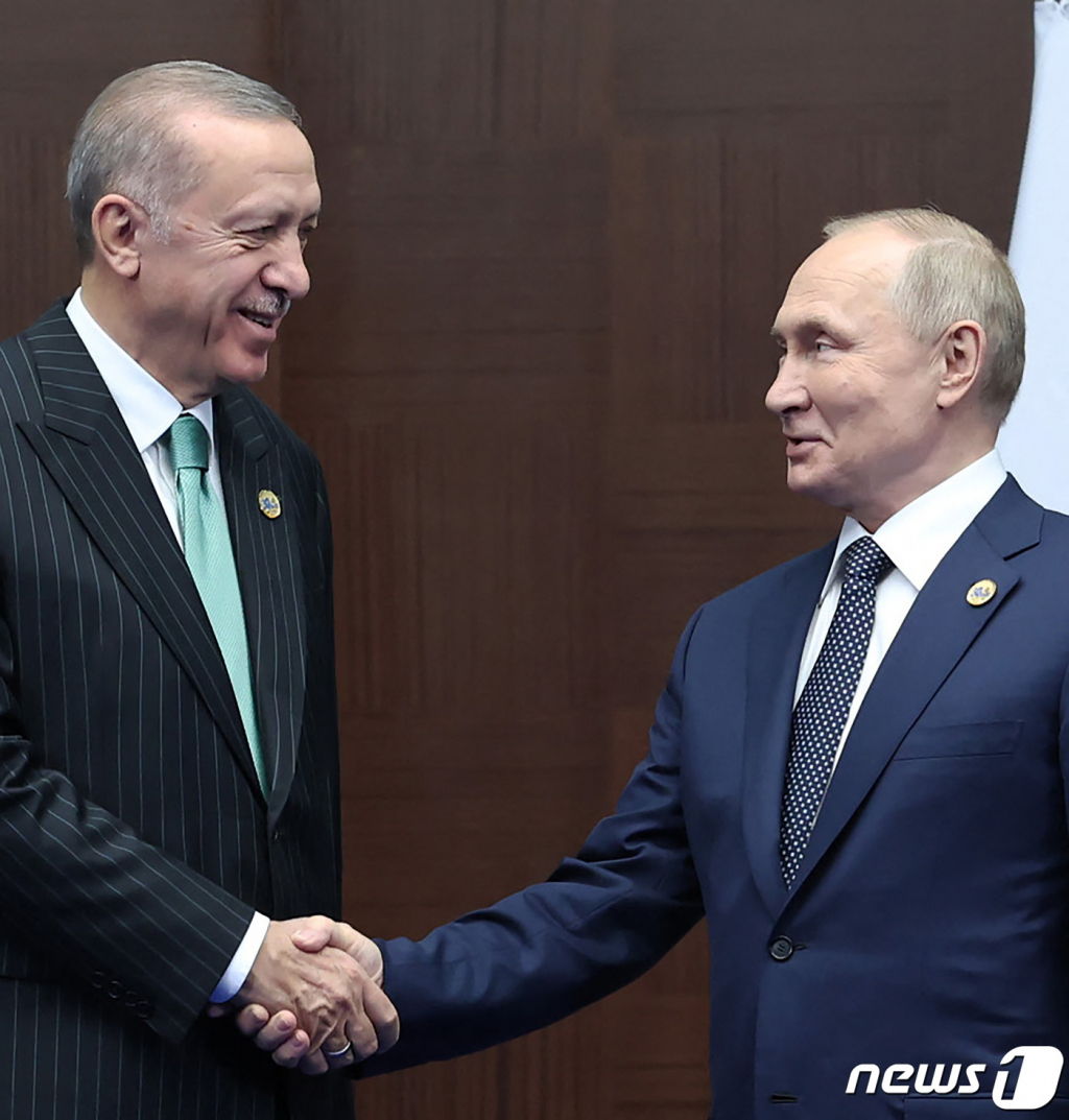 (아스타나 AFP=뉴스1) 우동명 기자 = 블라디미르 푸틴 러시아 대통령이 13일(현지시간) 카자흐스탄 아스타나에서 열린 아시아 교류 및 신뢰 구축 회의(CICA) 정상회의 중 레제프 타이이프 에르도안 튀르키예 대통령과 악수를 하고 있다.  ⓒ AFP=뉴스1  Copyright ? 뉴스1. All rights reserved. 무단 전재 및 재배포 금지.