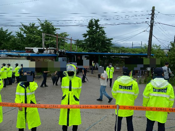 동물권단체 케어와 개농장 관계자들 사이를 가로막은 경찰. 긴장감이 돌았다./사진=남형도 기자