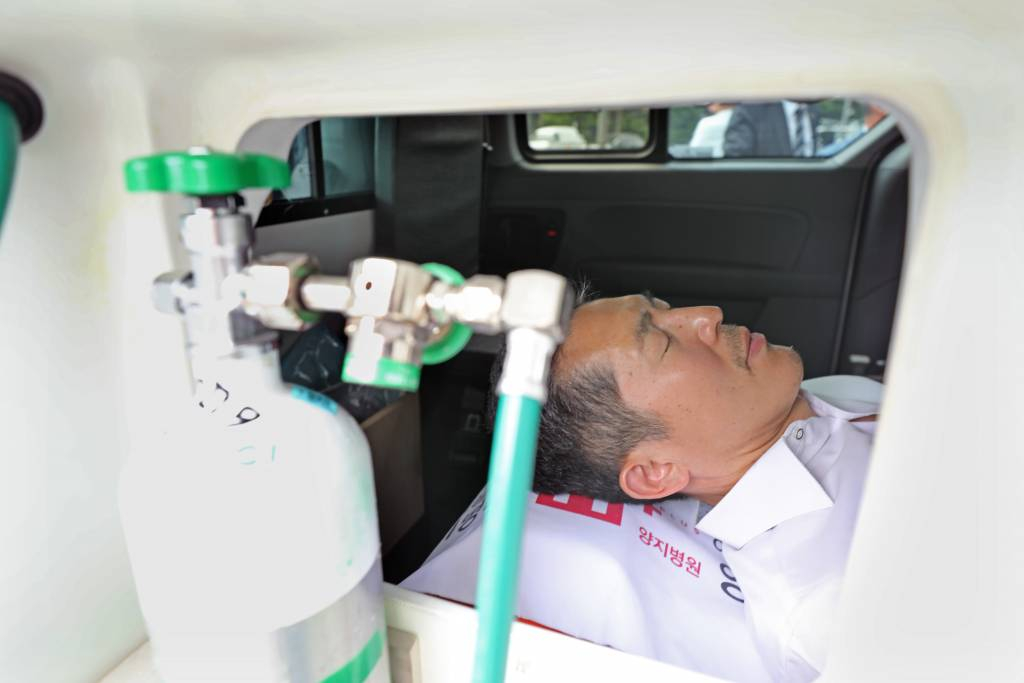 [서울=뉴시스] 김금보 기자 = 이필수 대한의사협회 회장이 4일 오후 서울 용산구 대한의사협회회관 앞 농성장에서 순천향대학교 병원으로 이송되고 있다. 이 회장은 간호법 의료인면허취소법 저지를 위해 8일간 단식 투쟁을 했다. 2023.05.04.