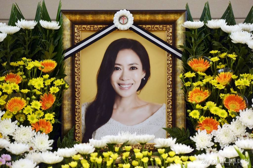 가수 겸 배우 故 유채영(41, 본명 김수진)의 빈소가 24일 오후 서울 서대문구 연세대학교 세브란스병원 연세장례식장에 마련됐다. /사진=사진공동취재단