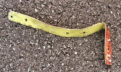 2000년 7월 파리 샤를 드골 공항 활주로에 떨어져 있던 미국 콘티넨탈 항공 DC-10의 티타늄 스트립./사진='헤리티지콩코드' 홈페이지