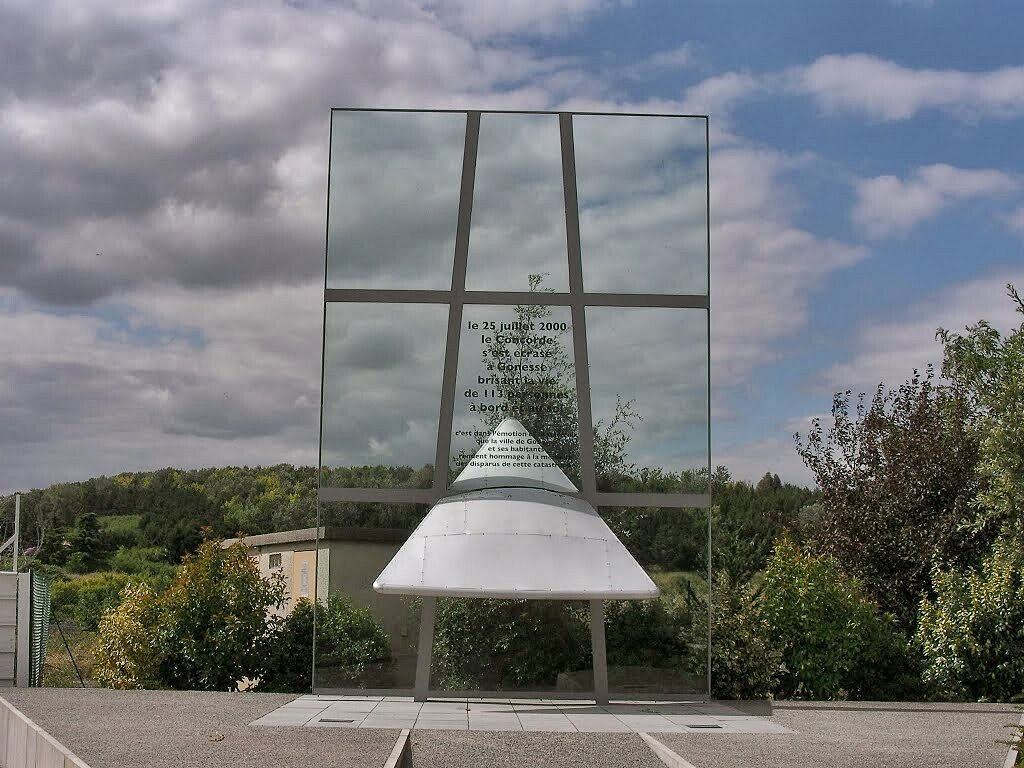 2000년 7월25일 AF 4590편이 추락했던 지역인 프랑스 고네세에 사망자들을 기리는 추모비가 설치돼있다./사진='헤리티지콩코드' 홈페이지