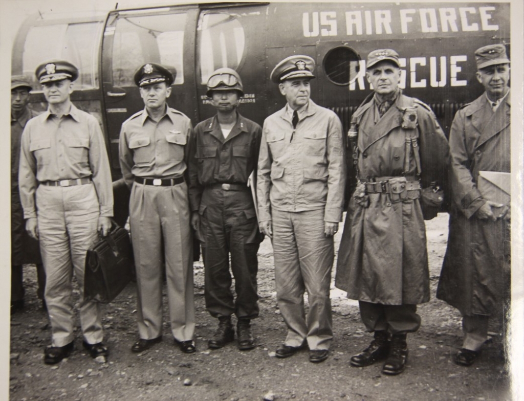 1951년 7월 10일 유엔 대표들이 휴전회담을 위해 개성으로 가기에 앞서 기념촬영 하고 있는 모습. (왼쪽부터 당시 계급 기준) 버크 제독, 크레이기 공군 소장, 백선엽 소장, 조이 해군 중장, 리지웨이 유엔군사령관, 호디스 육군 소장./사진= 국사편찬위원회 