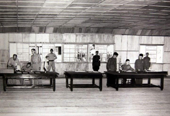 1953년 7월27일 유엔군 수석대표 윌리엄 해리슨 미육군중장과 조선인민군 및 중국인민지원군 대표단 수석대표 남일 대장의 휴전협정 조인식/사진=국가기록원 