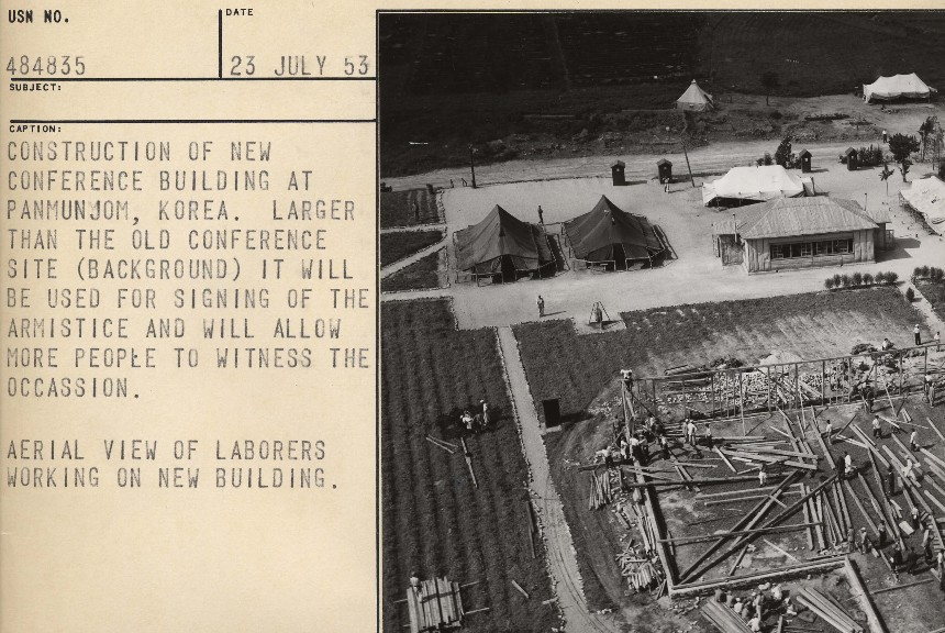 1953년 정전협정 조인을 위해 구 협상장(사진 위쪽)보다 넓은 새 판문점 건물을 짓기 시작한 모습/사진= 국사편찬위원회 