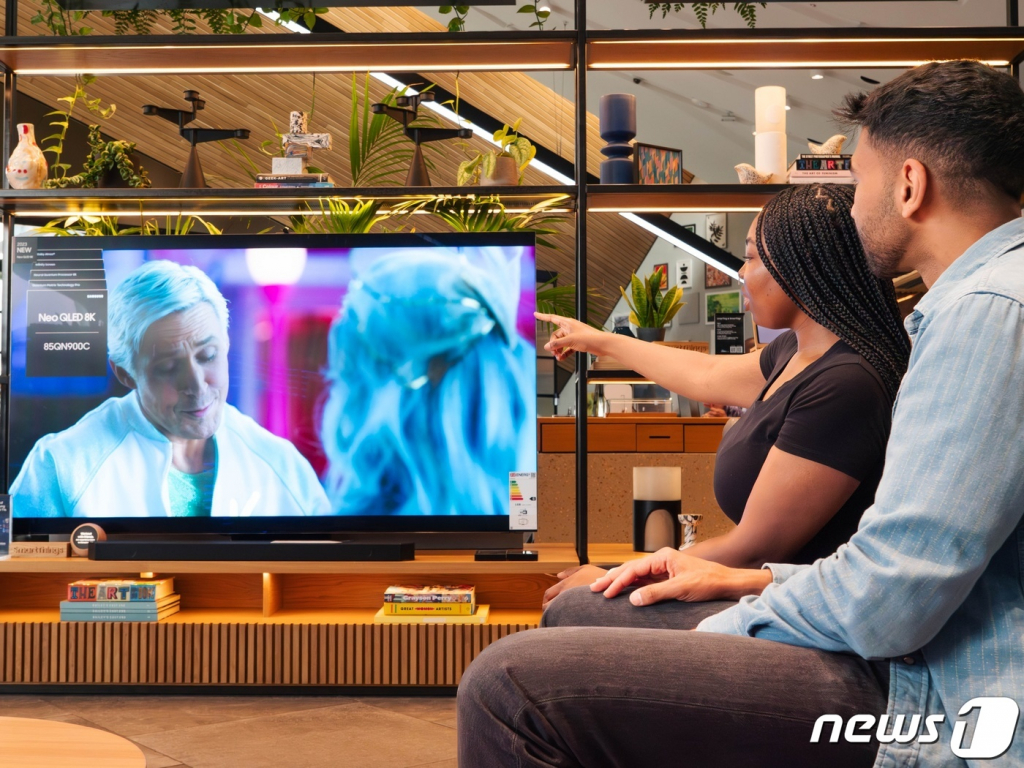 (서울=뉴스1) = 삼성전자는 전 세계 6만5500개 매장에서 네오(Neo) QLED 8K TV로 할리우드 스튜디오 '워너 브라더스'가 제공하는 영화 예고편을 8K 화질로 선보인다고 20일 밝혔다.  이번 주에 개봉한 신작 영화 '바비' 예고편부터 '듄: 파트2', '웡카', '아쿠아맨2' 등도 개봉 시즌에 맞춰 8K 화질로 공개한다.  삼성전자 모델이 영국 런던 삼성 브랜드 쇼케이스 '삼성 킹스크로스(Samsung KX)'에 전시된 네오 QLED 8K를 통해 신작 영화 예고편을 선보이고 있다.  (삼성전자 제공) 2023.7.20/뉴스1  Copyright ? 뉴스1. All rights reserved. 무단 전재 및 재배포 금지.