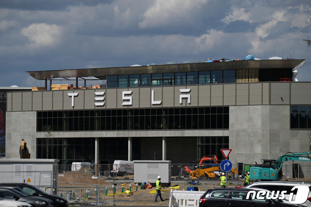 (그륀하이데 로이터=뉴스1) 정지윤 기자 = 18일(현지시간) 독일 그륀하이데 지역의 테슬라 베를린-브란덴부르크 기가팩토리 전경. 2023.07.19  ⓒ 로이터=뉴스1  Copyright ? 뉴스1. All rights reserved. 무단 전재 및 재배포 금지.