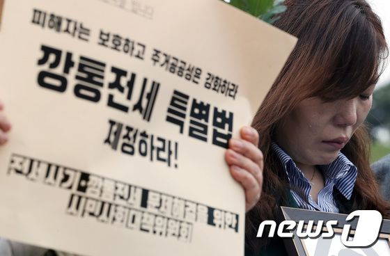 안상미 미추홀구 전세사기 피해대책위원장이 지난 4월 18일 서울 용산구 전쟁기념관 앞에서 가진 전세사기·깡통전세 문제 해결을 위한 시민사회대책위원회 출범 기자회견에서 눈물을 흘리고 있다. (사진은 기사와 직접적인 상관이 없음)/ 사진=뉴스1