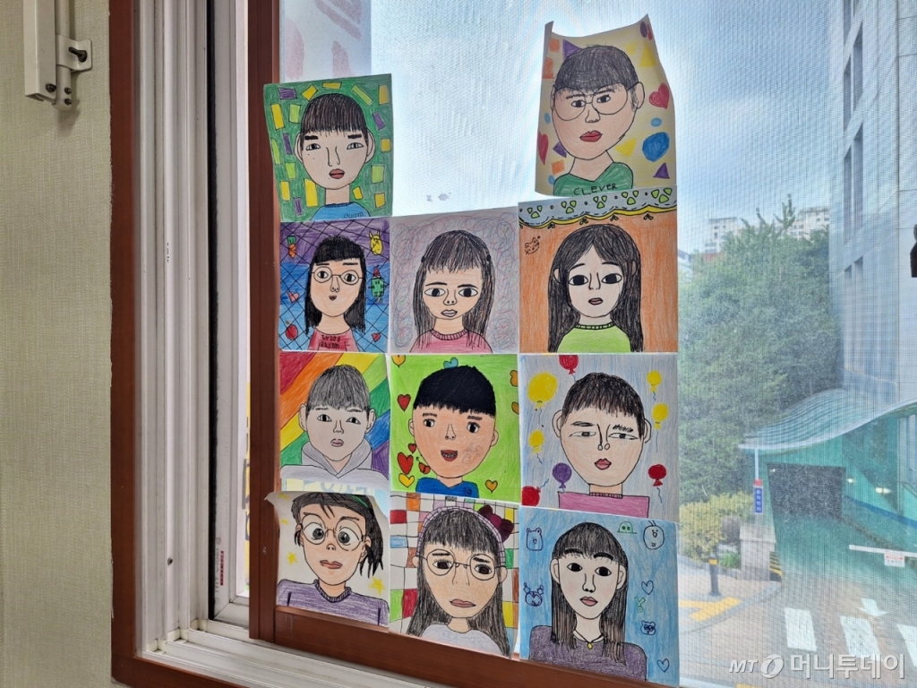 지난 24일 서울 구로구 구로푸른학교 지역아동센터에 방문해보니 창문에는 아이들이 고사리 손으로 그린 그림이 붙어 있었다. /사진=김지은 기자 