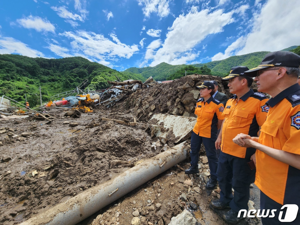 (서울=뉴스1) = 남화영 소방청장(왼쪽 두 번째)과 김난희 예천소방서장(왼쪽 첫 번째)이 17일 경북 예천군 효자면 백석리 산사태 피해 현장 및 수색구조활동 을 살펴보고 있다. (소방청 제공) 2023.7.17/뉴스1  Copyright ? 뉴스1. All rights reserved. 무단 전재 및 재배포 금지.