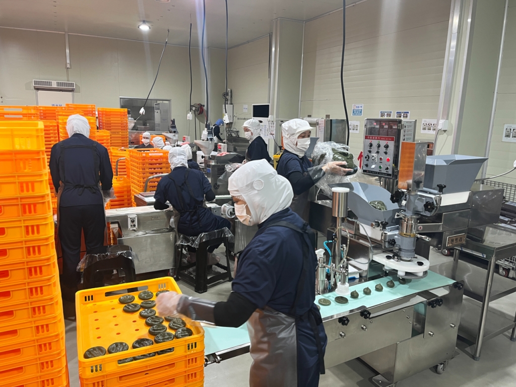 직원들이 떡을 만들기 위해 분주히 움직이고 있다/사진= 임찬영 기자