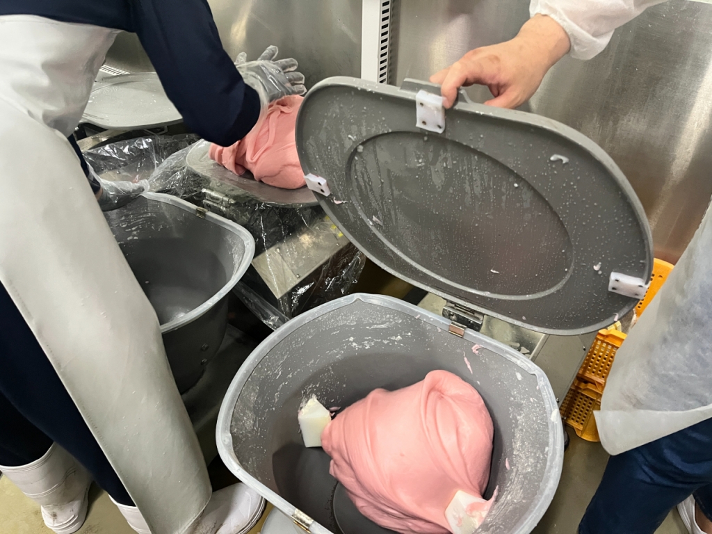 펀칭(반죽) 과정에서 밀가루 소량(0.4%)을 넣고 반죽하는 모습./사진= 임찬영 기자