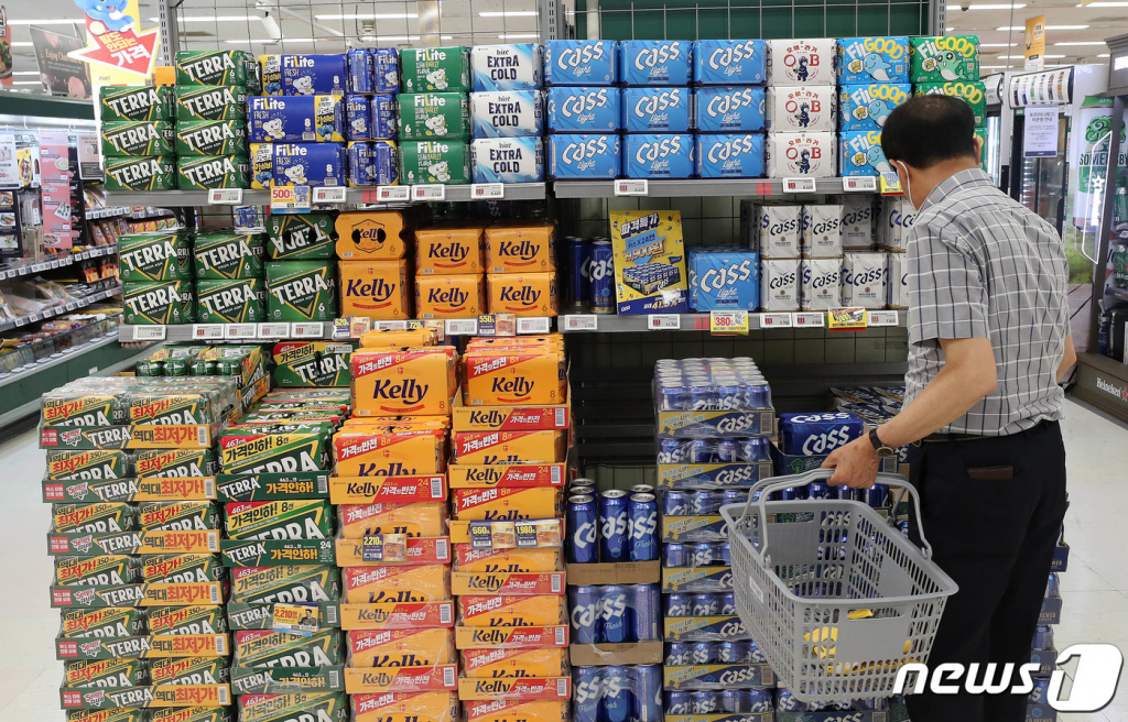 (서울=뉴스1) 박세연 기자 = 28일 서울시내 한 마트 주류코너를 찾은 한 시민이 국산맥주를 구매하고 있다.  국내 맥주업계는 정부의 요청에 가격 인상을 자제하는 반면 수입 맥주 가격은 원부자재 가격 상승과 세금인상분이 반영돼 일제히 오르고 있다. 일각에선 국내 기업들이 오히려 역차별을 받고 있다는 지적도 나오고 있다. 2023.6.28/뉴스1  Copyright ? 뉴스1. All rights reserved. 무단 전재 및 재배포 금지.