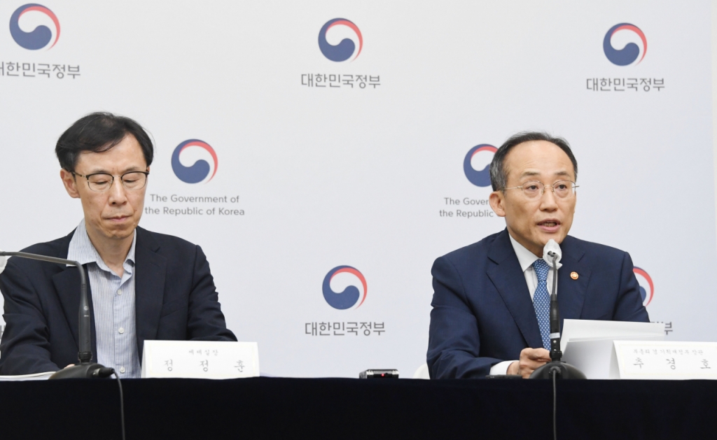 추경호 부총리 겸 기획재정부 장관(오른쪽)과 정정훈 기재부 세제실장이 지난 24일 열린 '2023년 세법개정안' 사전 브리핑에서 발언하고 있다./사진=기획재정부