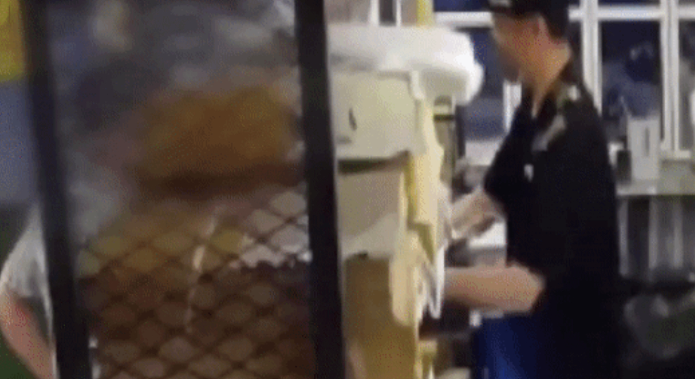 매장 CCTV에 담긴 점주 얼굴에 스무디 던진 손님의 모습. /사진= JTBC 보도화면 갈무리