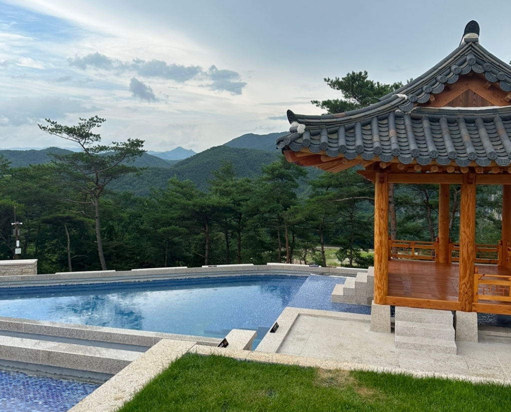 영월종택 A동과 B동 사이에 있는 수영장과 정자/사진=이창명 기자