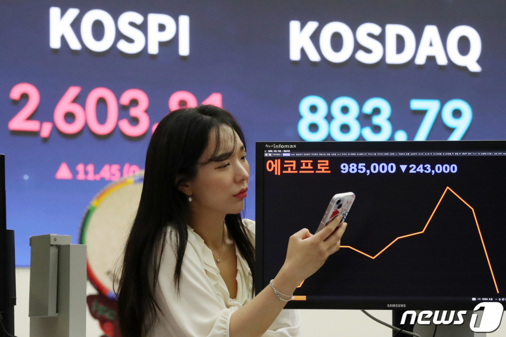 (서울=뉴스1) 민경석 기자 = 국내 2차전지 대표 종목인 에코프로를 비롯한 관련주들이 일제히 급등과 급락을 반복하면서 증시에 혼돈을 가져오고 있다. 이같은 현상에 대해 전문가들은 특정 악재나 이벤트보다도 그동안 2차전지 관련주에 급격히 몰려온 수급의 영향이라고 진단하고 있다. 27일 오후 서울 여의도 한국거래소 모니터에 에코프로 종가가 100만원대가 무너진 98만5000원을 나타내고 있다. 2023.7.10/뉴스1 Copyright ? 뉴스1. All rights reserved. 무단 전재 및 재배포 금지.