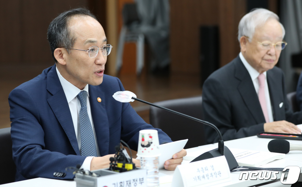 (서울=뉴스1) 허경 기자 = 추경호 부총리 겸 기획재정부 장관이 27일 서울 명동 은행회관에서 열린 제56차 세제발전심의위원회에서 인사말을 하고 있다. 2023.7.27/뉴스1  Copyright ? 뉴스1. All rights reserved. 무단 전재 및 재배포 금지.