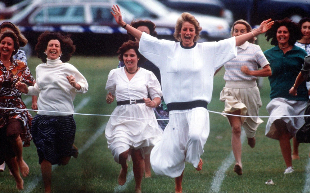 1989년 해리 왕자의 학교에서 열린 운동회. 어머니 달리기 시합에서 우승하기 위해 맨발로 결승선을 뛰어넘는 다이애나 비의 모습. /사진=영국 텔레그래프